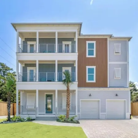 543) 12 Bedrooms Private Pool Walk To Beach